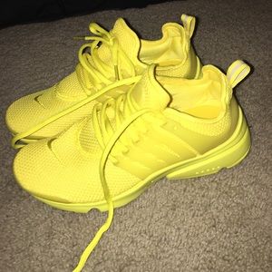 Banana yellow Nike prestos